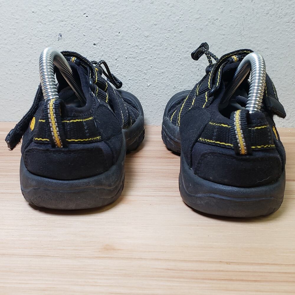Keen Kids Size 2 Water Shoes Trail Sandals Black Camping Hiking Outdoor Gorpcore - Picture 8 of 11